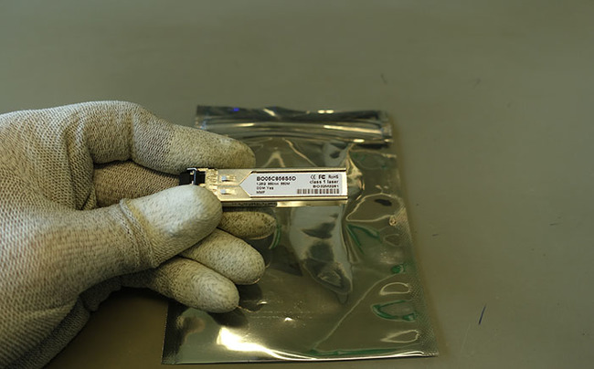 检查SFP / SFP +光模块主体上的标签,以验证您的网络型号正确
